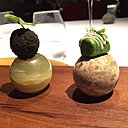 Les délicates mises en bouche posées sur leur sphère de pierre.