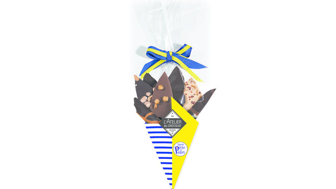 Le bouquet de chocolat adopte le style océan, le cornet dévoile un assortiment de feuilles craquantes de chocolat.