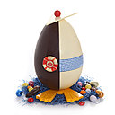 Ohé Ohé Matelot! est un œuf mi-chocolat moi mi chocolat blanc avec sa garniture de Pâques.