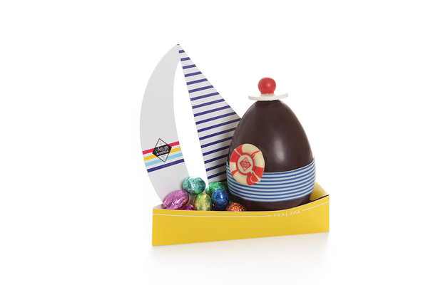 Oeuf matelot et petits œufs naviguent dans un joli bateau à l'Atelier du Chocolat.