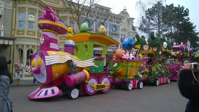 « Le petit train du Printemps de Minnie » aux couleurs du Chat de Chester qui vous saluera plusieurs fois par jour, accompagné d’un véritable club de lapins Disney pour célébrer Pâques à Disneyland. De gros œufs de Pâques à l’effigie des poissons Nemo et Dory participent aussi à cette célébration.