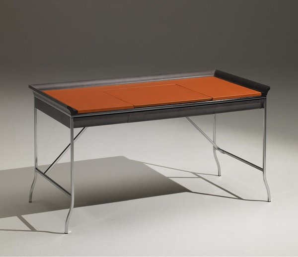 Juste équilibre entre des lignes classiques et contemporaines, le bureau Lucca  en sycomore, piètement et plateau gainé de cuir sera le parfait allié du home office.