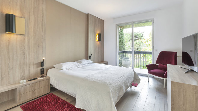 Le lit est intégré dans une menuiserie qui inclut des tables de nuit très fonctionnelles. Tête de lit centrale en galuchat et parties latérales en noyer américain. Fauteuil Hug Poltroncina, création Claesson Koivisto Rune chez Arflex. Appliques, modèle Grace, création Stéphane Parmentier chez CTO Lighting. Le lit est intégré dans une menuiserie qui inclut des tables de nuit très fonctionnelles. Tête de lit centrale en galuchat et parties latérales en noyer américain. Fauteuil Hug Poltroncina, création Claesson Koivisto Rune chez Arflex. Appliques, modèle Grace, création Stéphane Parmentier chez CTO Lighting.