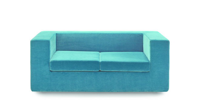 Compact. Conçue en 1965, cette famille de fauteuils et de canapés constitue une innovation à l’époque de leur création. Ils sont toujours fabriqués en polyuréthane expansé, revêtus de cuir ou de tissu. Aujourd’hui, la collection s’enrichit d’un modèle 3 places. Collection Throw Away, création Willie Landels, prix sur demande.