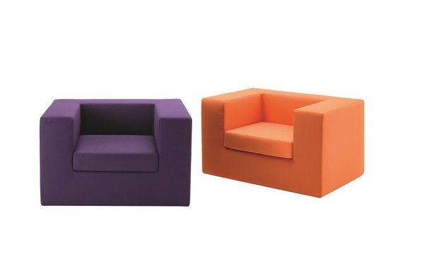 Indémodable. Les coloris pop en velours lisse réactualisent le modèle de ces fauteuils en polyuréthane expansé. Un franc rappel des années sixties… Collection Throw Away, création Willie Landels, prix sur demande.