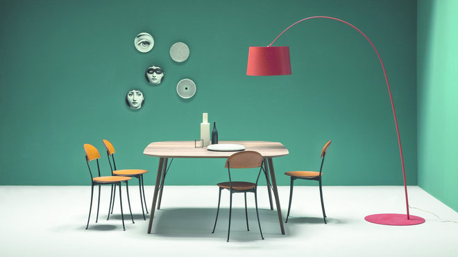 Aérienne. Conçue par le designer autrichien Franz Rettenbacher, cette table fait référence à l’architecte Santiago Calatrava à qui elle emprunte la légèreté et la modernité de ses œuvres. Le plateau, aux angles arrondis magnifiés par le bois chaleureux, est une réminiscence à l’aéronautique. Table Santiago, en rouvre massif (espèce de chêne) verni, acier laqué,  L. 210 x l. 90 x H. 75 cm, à partir de 2398 € chez Made in design.