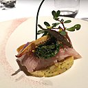 Truite Iwana, une variété locale à déguster au restaurant de l'hôtel, signe le soin du dressage et l'élégance des plats