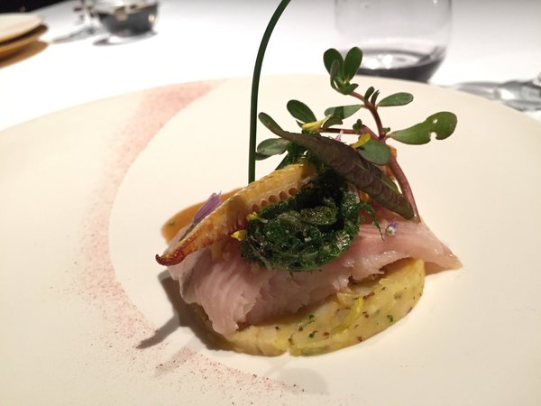 Truite Iwana, une variété locale à déguster au restaurant de l'hôtel, signe le soin du dressage et l'élégance des plats