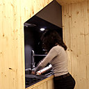 La cuisine dessine une niche sous la mezzanine.