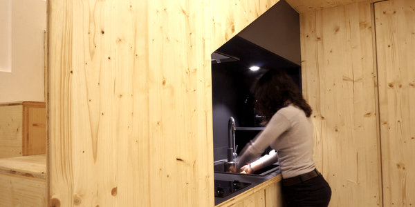 La cuisine dessine une niche sous la mezzanine.