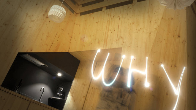 La boîte en bois offre un pan coupé qui libère l’espace au sol.