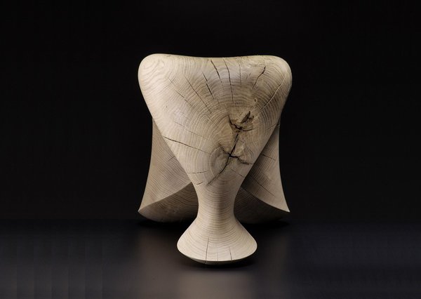Sculpté à la main dans un bloc de chêne, tabouret Tonus, creation Aldo Bakker, 2010. Fabriqué par Rutger Graas. Dimensions : 54 x 36 x 34 cm.