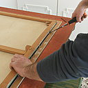 Etape 1 : démontage du cadre arrière de maintien de la toile peinte.