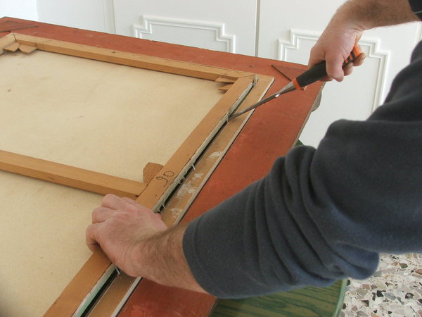 Etape 1 : démontage du cadre arrière de maintien de la toile peinte.