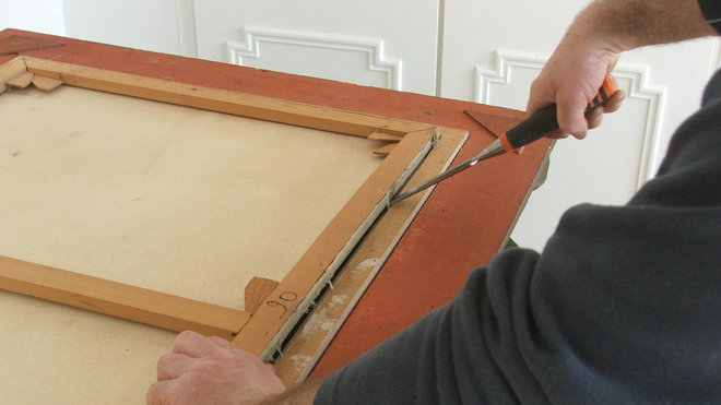 Etape 1 : démontage du cadre arrière de maintien de la toile peinte.