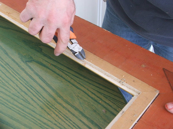 Etape 2 : dépose des agrafes en fond de feuillure à l’aide d’une pince coupante.