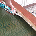 Etape 3 : remplissage du fond de feuillure libéré par un cordon de colle silicone sur le pourtour du cadre.