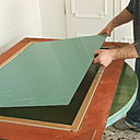 Etape 4 : positionnement du Miroir MNGE 4 mm AGC, dans la réservation ; le nouveau miroir aura été au préalable découpé à la côte.