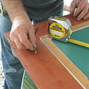 ​Etape 5 : positionnement des crochets d’accroche sur la partie haute du cadre, à gauche comme à droite, au même niveau.