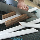 Etape 7 : découpe à la longueur des pare-closes en coupes d’onglet (45°), à l’aide d’une scie à fines dentelures et d’une boîte de coupe d’onglet.