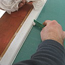 Etape 11 : élimination des surplus de colle avec une petite cale en bois.