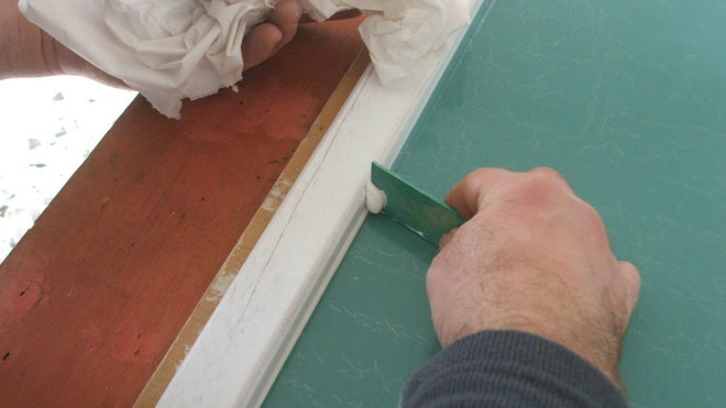 Etape 11 : élimination des surplus de colle avec une petite cale en bois.