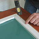 Etape 12 : mise en place des clous de fixation pour parfaire le maintien des pare-closes.