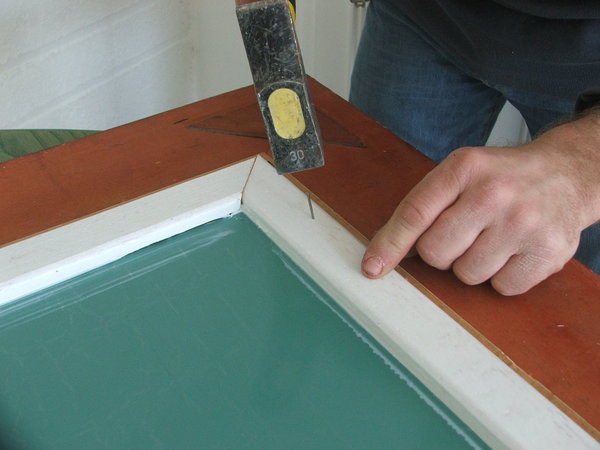 Etape 12 : mise en place des clous de fixation pour parfaire le maintien des pare-closes.