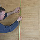 Etape 13 : repérage du positionnement mural du cadre. L’idéal est d’utiliser un niveau laser afin d’obtenir un tracé d’une extrême précision. Bien tenir compte de l’espacement entre les deux crochets de fixation.