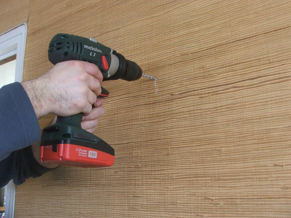 Etape 14 : percer les deux trous bien perpendiculairement au support.