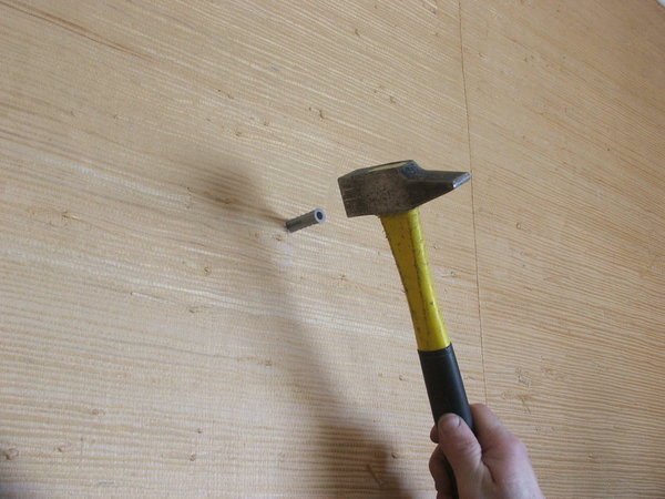 Etape 15 : pose de chevilles, et ne pas hésiter à bien les enfoncer dans leur logement.