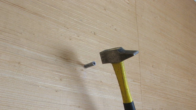 Etape 15 : pose de chevilles, et ne pas hésiter à bien les enfoncer dans leur logement.