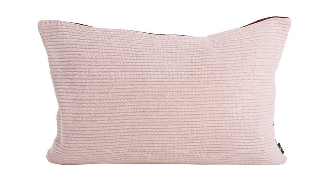 Recto ou verso. Douceur, contraste… Voici l’accessoire indispensable du canapé avec une face rose nude, l’autre bordeaux. Coussin 100% coton, 40 x 60 cm, 59,90 €, Fleux.