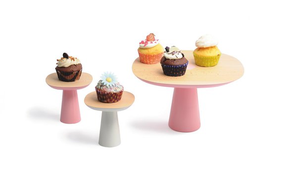 Cup cakes. À l’heure du thé, ils sont les complices de vos gourmandises, et petits gâteaux en tous genres. Plateaux en bois, Arbour, création Ed Carpenter, 91,75 €, le grand modèle, Y’a pas le Feu au Lac.