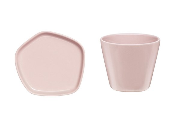 Alliance parfaite. Cette collection est le fruit d’une collaboration entre la rigueur du design finlandais et le dessin du créateur de mode Issey Miyake. Tasse et soucoupe en céramique, 25,90 € pièce, Iitala.