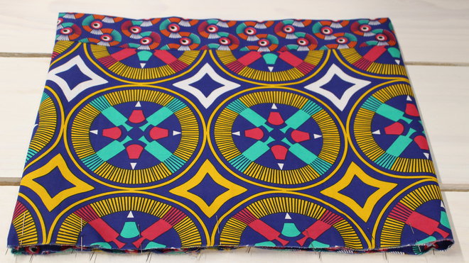 Etape 3 : Retournez le montage précédent en faisant coïncider les tissus, puis épingler.