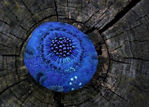 Enrobé de laine cardée feutrée ce galet a fière allure.