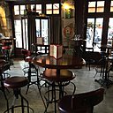 La grande salle face au bar avec ses mange-debout.