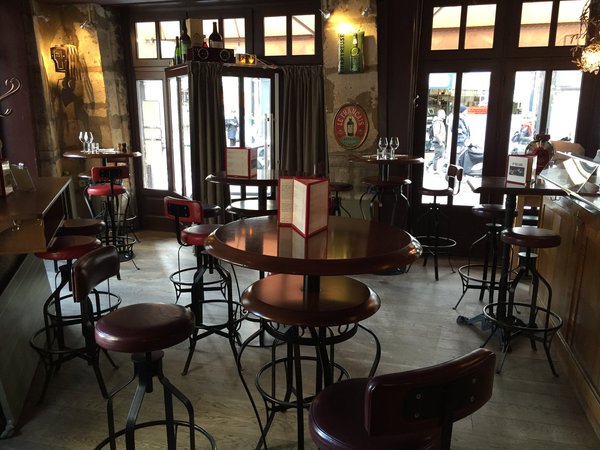 La grande salle face au bar avec ses mange-debout.