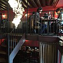 Le deuxième espace avec mezzanine et ambiance théâtre.