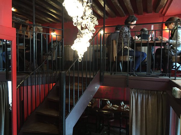 Le deuxième espace avec mezzanine et ambiance théâtre.