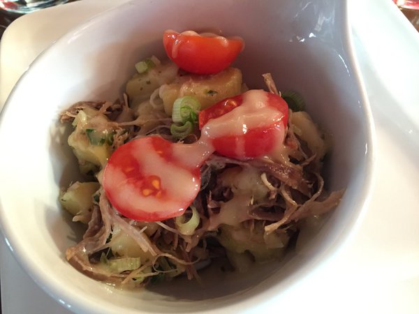 La délicieuse salade de pommes de terre et effiloché de canard.