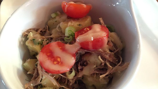 La délicieuse salade de pommes de terre et effiloché de canard.