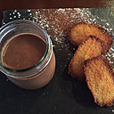 Le pot de crème chocolat et ses madeleines-financiers.