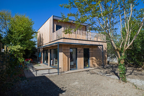 Le choix de la maison modulaire permet d’adapter son projet à son budget. Et il permet éventuellement de la faire évoluer plus tard avec des extensions et des agrandissements. Ce modèle est réalisé à partir de modules standard de 4 x 4 x 13 m est conforme à la RT 2012. Réalisation France Bois Modulaire.