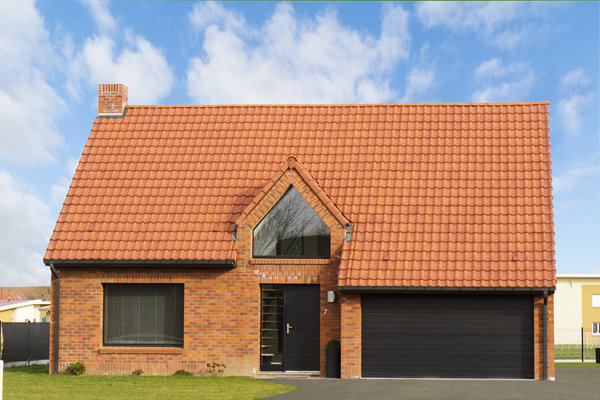 Quand on se lance dans un projet de maison à petit prix, il faut partir d’éléments standardisés mais le résultat n’est pas nécessairement dénué de style comme ce modèle contemporain en briques. Maisons d’en France.