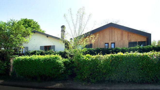 Les deux maisons mitoyennes possèdent la même volumétrie et les mêmes dimensions extérieures, mais leur mode de construction est différent.