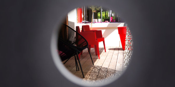 La véranda a été réinterprétée pour offrir une large terrasse.