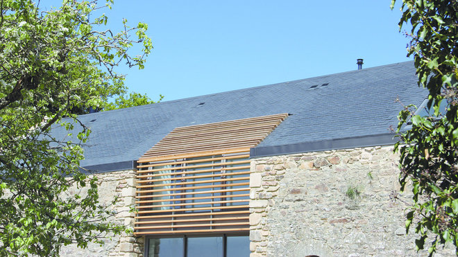 Préconisé pour réduire la facture énergétique, ce premier et unique panneau solaire thermique en ardoise naturelle utilise les propriétés intrinsèques de ce matériau pour capter et redistribuer la chaleur via un circuit relié à la production d’eau chaude sanitaire. Il peut couvrir 60 % des besoins en ECS (Eau Chaude Sanitaire). Panneaux Thermoslate® de Cupa Pizarras