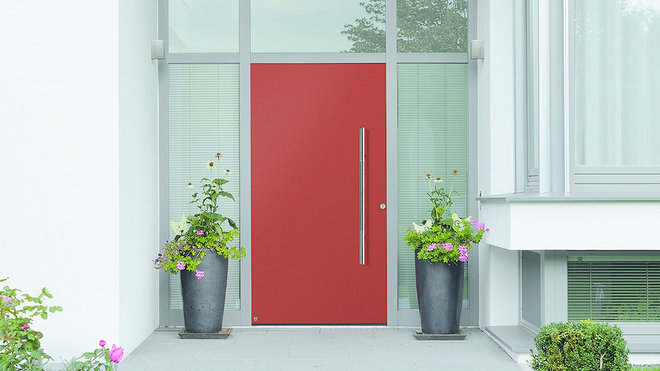 Outre son très bon coefficient d’isolation pouvant atteindre 0,8 W/(m².K), cette porte d’entrée se décline en 15 motifs et est équipée d’un triple vitrage en verre de sécurité à l’intérieur comme à l’extérieur. Modèle Thermosafe Motif 860 chez Hörmann.